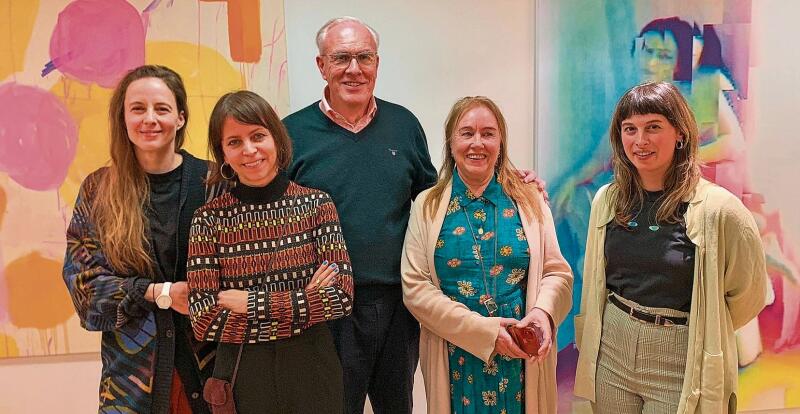 Die Künstlerinnen Tamara Janes, Yvonne Robert, Annelies Strba, Musikerin Tiziana Greco (v.l.) mit Galerist Christoph Oeschger  (Bild: ZVG)

