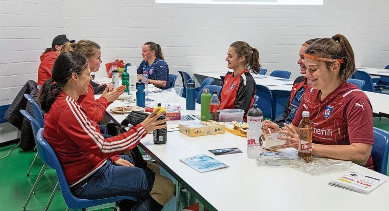 Teambesprechung und zwischenzeitliche Stärkung beim FC Kerzers.
