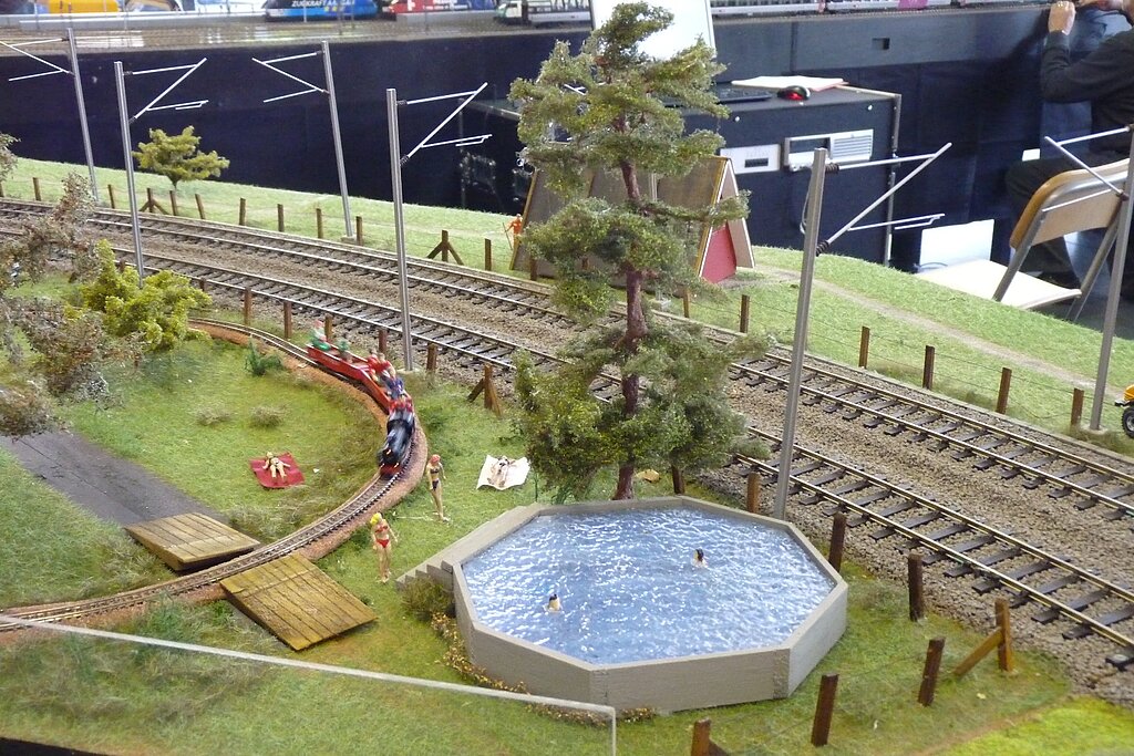 Mit viel Liebe zum Detail gestalten die vier Eisenbahn-Fans der Modellbaugruppe Wangen bei Olten ihre Modulanlage. (Bild: ZVG)
