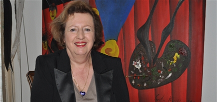 Madeleine Schüpfer in ihrem Haus vor einem Werk von Ruth Kissling, eine ihrer liebsten Künstlerinnen. mim)