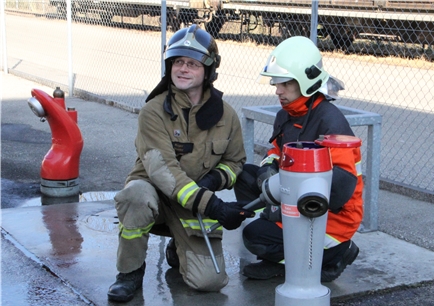 Hydranten - unterschiedliche Modelle - unterschiedliche Handhabung. mim)
