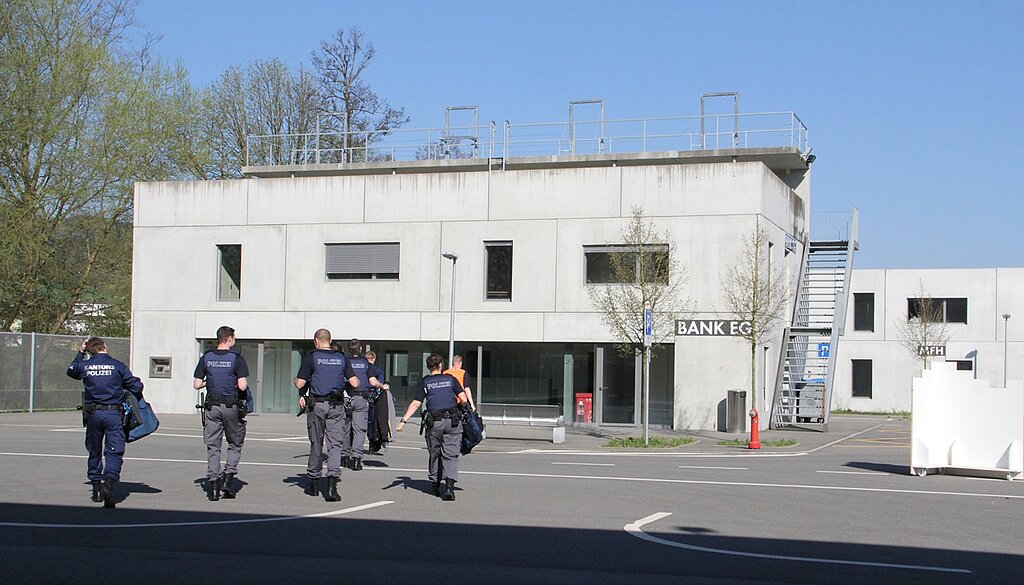 Realitätsnahes Übungsgelände mit einem Bankgebäude.
