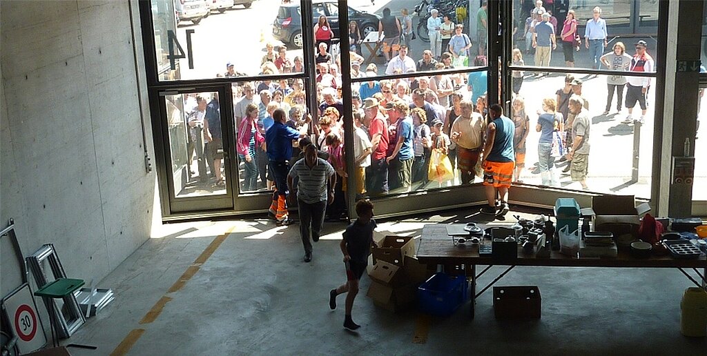 Interessierte Personen versammeln sich vor dem Werkhof Olten, um etwas Schönes in der Ausstellung zu ergattern. ZVG)
