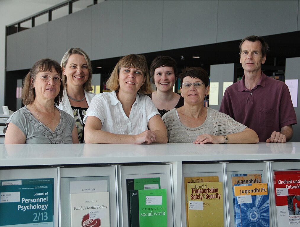 Ein Teil des Bibliotheks-Teams (v.l.): Silvia Schwappacher, Marianne Hertner, Susanne Stier, Seraina Scherer, Silvia Zaugg und Christoph Gey (es fehlt Mario Piscazzi).
