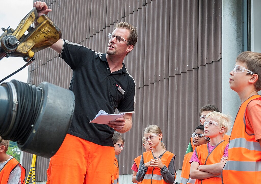 SBB-Mitarbeiter Christoph Lehmann beantwortet alle Fragen der interessierten Kinder. P. Schoch)Hier erhält gerade der Speisewagen eine Frischzellen Kur. P. Schoch)Blick aus dem Führerstand (im Bild: Daniela Keiser mit Lars). P. Schoch)