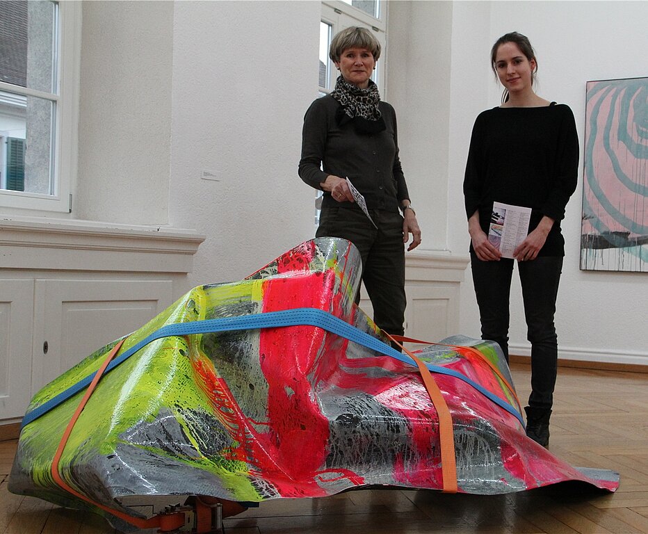 Gabriele Bono vom Kunstverein Olten (links) und Silja Meyer, Praktikantin im Kunstmuseum Olten hinter der poppigen Installation des Künstlers Adrien Jutard. mim)Vorne die Installation von Fritz Breiter mit seinem Werk «Kommt - Geht» und dahinter das Objekt ‹satellite s10› von Bruno Streich. mim)Temporäre Kunst des 26-jährigen Jan Hostettler. mim)«Im Anzug» - Öl auf Leinwand - vom Oltner Maler Jörg Binz. mim)