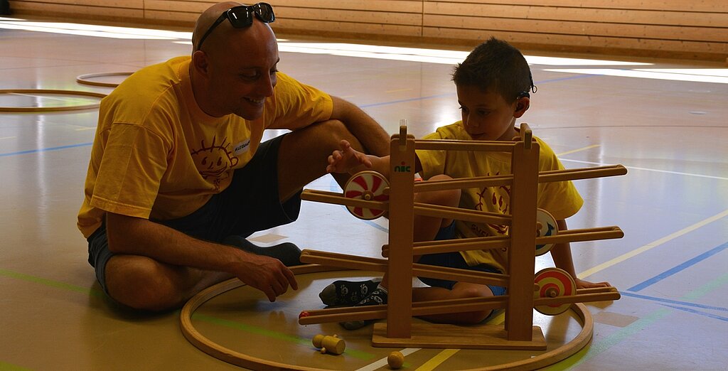Vater und Vorstandsmitglied Alessandro Mauro aus Dulliken mit seinem Sohn Leandro beim Entdecken der vielen Spielmöglichkeiten am alljährlichen Treffen.Gemeinsamer Einsatz für ihre hörbeeinträchtigten Kinder: M.v. Christoph Siebenhaar mit den Vorstandsmitgliedern (v.l.) Anuschka Füglister und Tochter Fiona, Patrizia Mauro, Marianne von Orelli, Lukas Füglister und Alessandro Mauro. vwe)