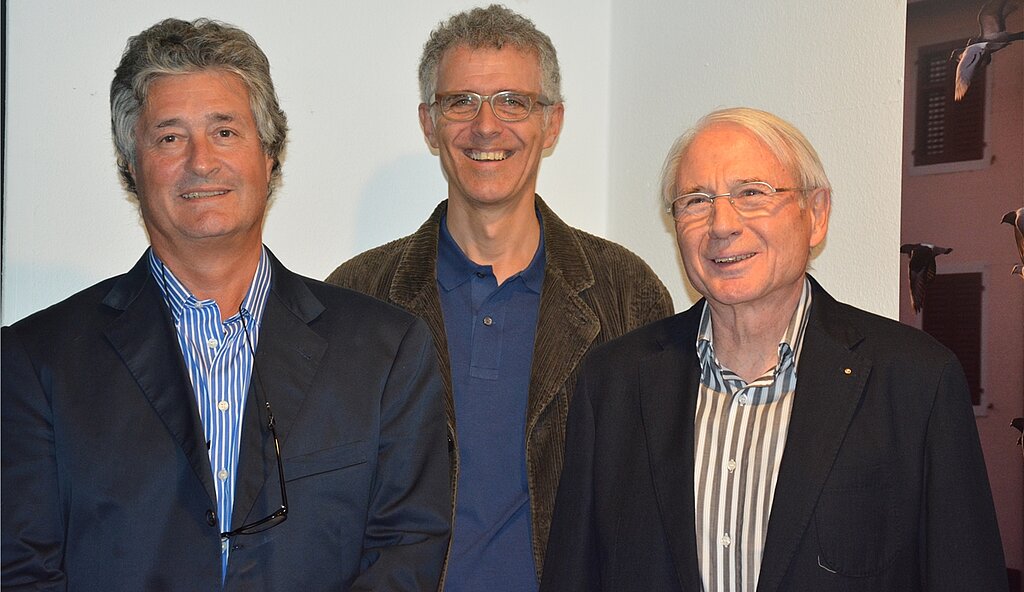 Die drei wichtigsten Männer der Ausstellung: Prof. Dr. Haag-Wackernagel aus Basel, Museumsleiter Dr. Peter Flückiger und Fotograf Kurt Schibler. (Beyeler)
Die drei wichtigsten Männer der Ausstellung: Prof. Dr. Haag-Wackernagel aus Basel, Museumsleiter Dr. Peter Flückiger und Fotograf Kurt Schibler. (Beyeler)