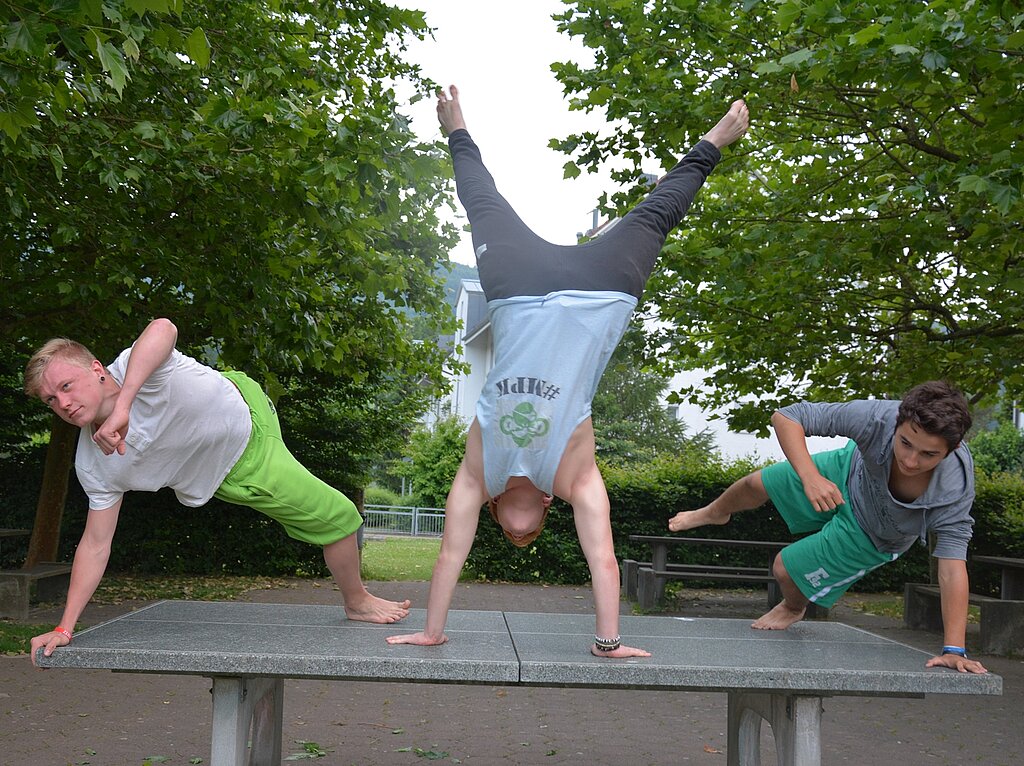 Jedes Hindernis wird von Fabio Schmidt, Pascal Lüthi und Niklas Burn beim Parkour und Freerunning miteinbezogen. (Bild: vwe) 