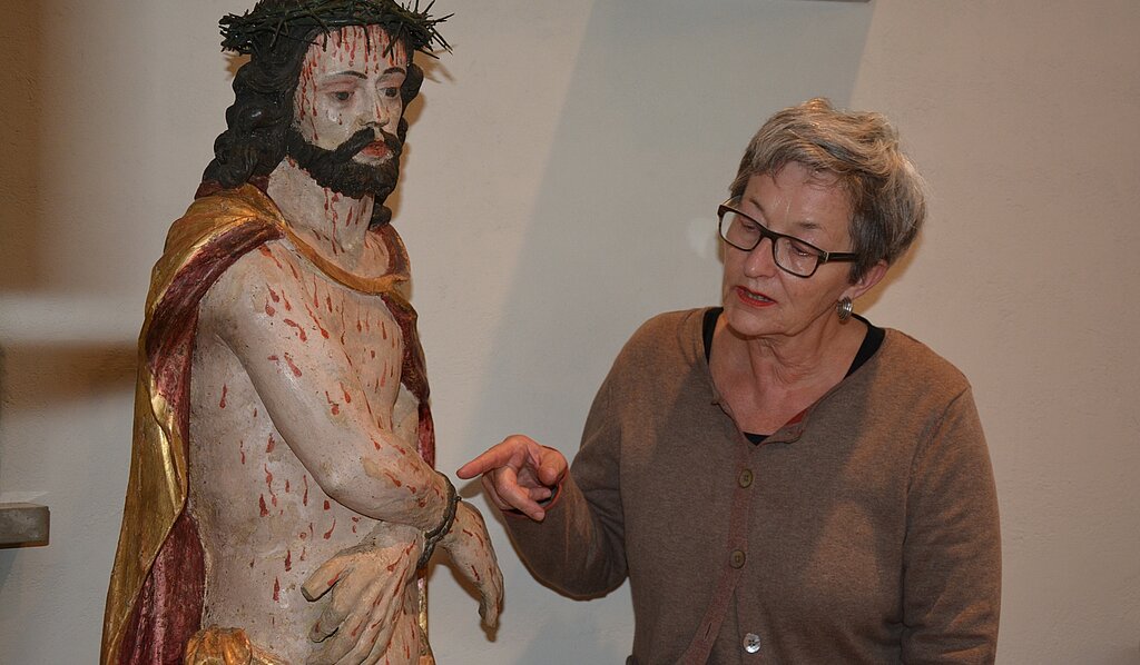 Die Oltner Kapelle wurde nach diesem Schmerzensmann «ecco homo» (Mitte 17. Jh.) benannt. Die Restauratorin Claire Rast zeigt, welche Retuschen bereits vor ihrer Konservierungsarbeit im Jahr 1960 vorgenommen wurden.(Bild: jpi)
