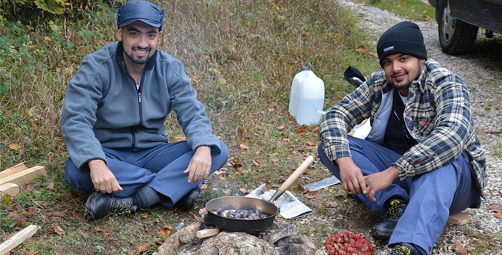 Kulturvermittlung: Die beiden syrischen Asylsuchenden kosteten sowie kochten während des Beschäftigungsprogrammes zum ersten Mal Marroni. (Bild: vwe)