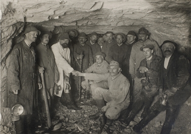 Tunnelarbeiter am 10. Juli 1914 nach einem geglückten Durchschlag beim Bau des Hauenstein-Basistunnels. (Bild: Friedrich Aeschbacher) Tunnelarbeiter am 10. Juli 1914 nach einem geglückten Durchschlag beim Bau des Hauenstein-Basistunnels. (Bild: Friedrich Aeschbacher)