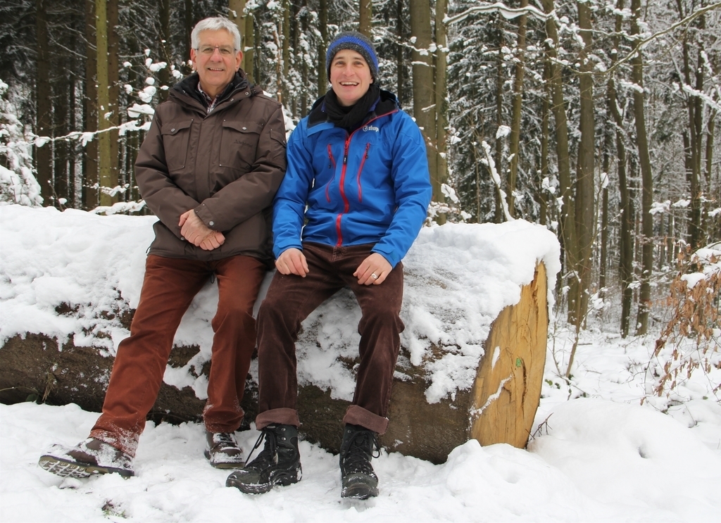 Forstingenieur Ruedi Iseli (links) mit Kursleiter Matthias Vogel, der während vier Jahren den Robi Spielplatz geleitet hat. (Bild: mim)
