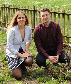 Carolin Glosauer und David Bieli im Garten der Offenen Kinder- und Jugendarbeit Trimbach. (Bild: I. Hempen)