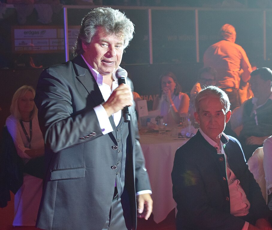 Andy Borg führte durch den stimmungsvollen Abend. (Bild: H. Aki)