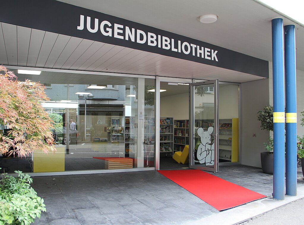 Der rote Teppich ist ausgerollt und die Jugendbibliothek bereit für ihre ersten Besucher am neuen Standort im Stadthaus an der Hübelistrasse. (Bild: mim)
