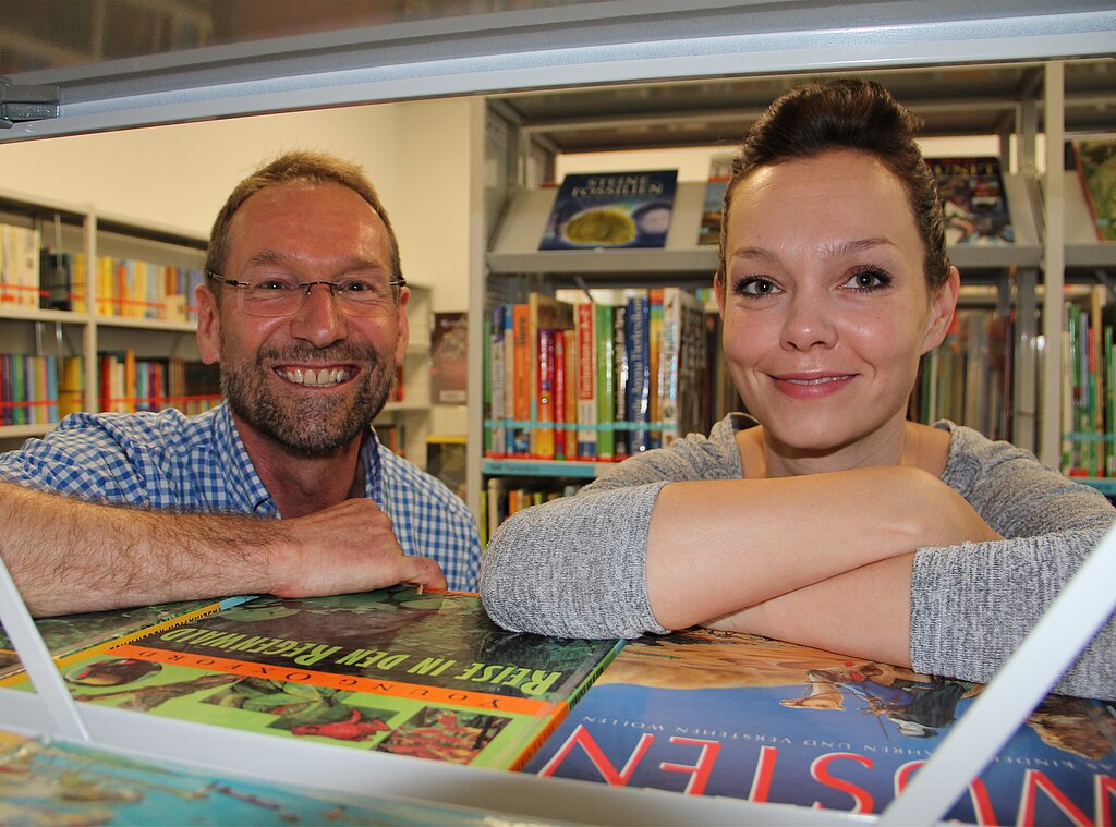 Roland Hochstrasser und Manuela Diemer freuen sich, nach dem dreiwöchigen Umzug, die Türen der Jugendbibliothek ab heute wieder zu öffnen. (Bild: mim)