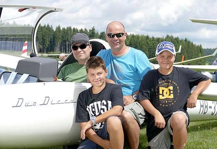 Auf dem Flugplatz Gheid wird die Faszination am Segelfliegen an die nächste Generation weitergegeben: (v.l.) Cheffluglehrer Rene von Arx und Vereinspräsident Oliver Bachmann mit seinen Söhnen Nick und Tom (vorne). (Bild: ZVG)
