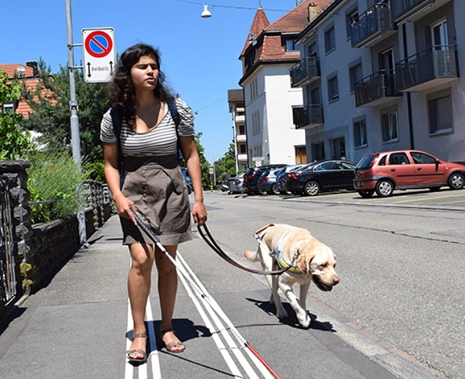 Die weissen Leitlinien stellen für blinde und sehbehinderte Menschen eine wertvolle Orientierungshilfe dar und müssen frei von Fremdgegenständen bleiben. (Bild: ZVG)
