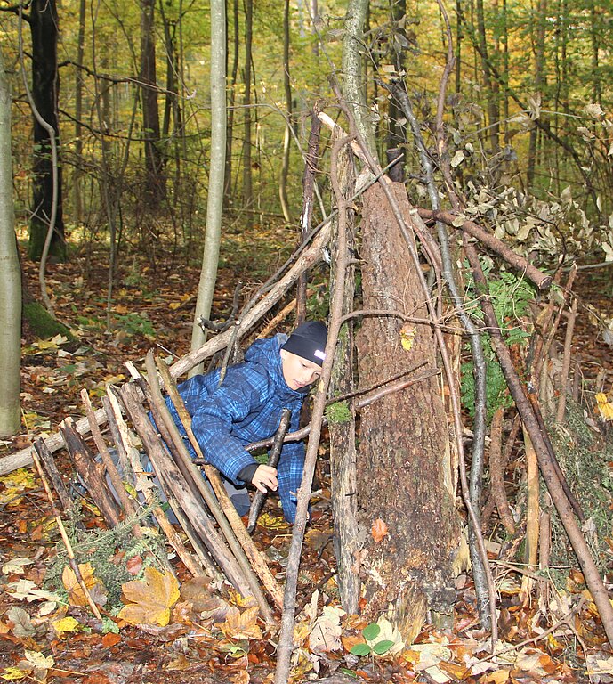 Robert baut das «Tipi» aus unterschiedlichen Baumstämmen. (Bild: mim)