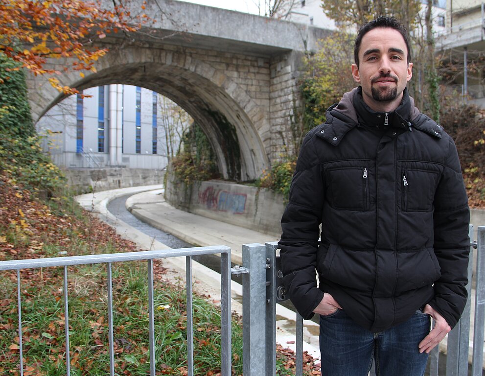 Bei der Hammer-Brücke wurden bereits Fledermauskästen angebracht. «Insgesamt hängen 16 Fledermauskästen an öffentlichen Orten im Kanton Solothurn», zeigt Elias Bader, kantonaler Fledermausschutz-Beauftragter, auf. (Bild: mim)
