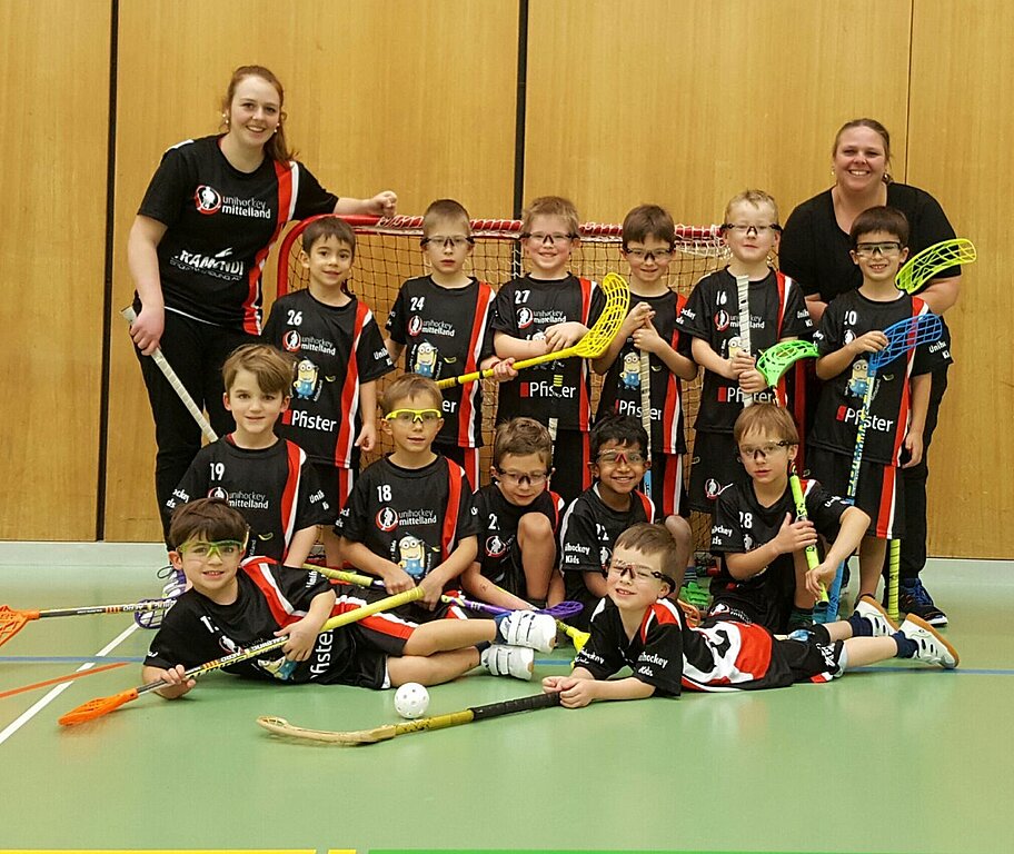 Die Kids von Unihockey Mittelland, die von Sarah Baumgartner (links) und ihrer Mutter Daniela Baumgartner (rechts) betreut werden, trainieren seit letztem Jahr in einem neuen Outfit. (Bild: ZVG)