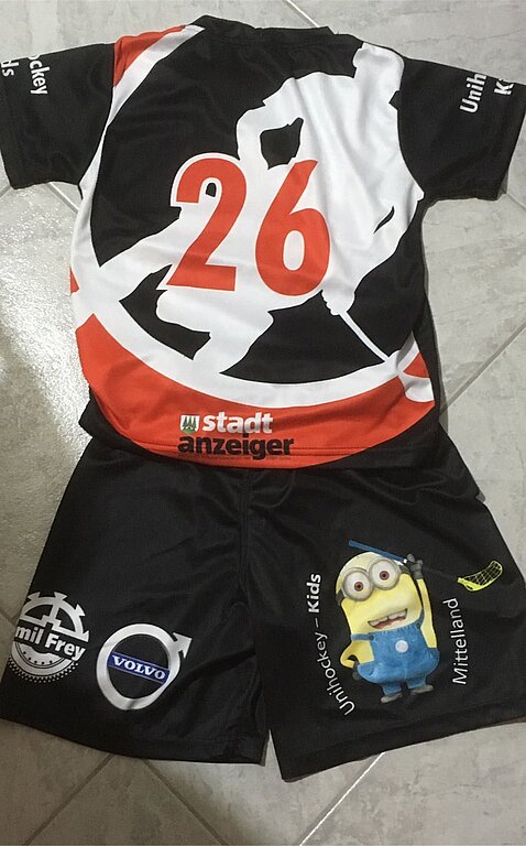 Auf dem Trikot der Unihockey Mittelland-Kids prangt seit letztem Jahr das Stadtanzeiger Olten-Logo. (Bild: ZVG)
