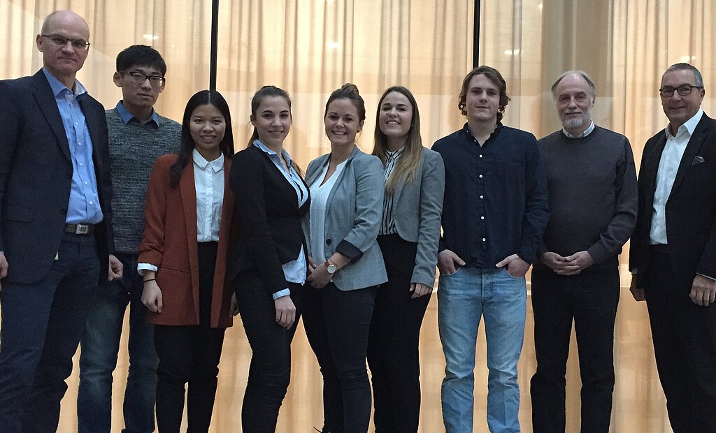 Studierendengruppe mit dem Thema 2 «Swissbiolabs Start-Up Challenge» (v.l.): Prof. Dr. Franz Barjak (Dozent Hochschule für Wirtschaft FHNW), Xingchen Wang, Minh Ngoc Nguyen Thi, Giuliana Pastore, Nathalie Wyssen, Carolyn Höchle, Nicolas Joye, Prof. Dr. Daniel Gygax (Hochschule für Life Sciences FHNW Muttenz) und Urs Blaser (Wirtschaftsförderung Region Olten). (Bild: ZVG)