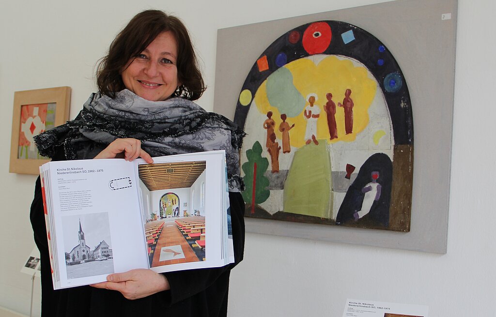 Kunstmuseumsdirektorin Dorothee Messmer präsentiert das Werk «Ferdinand Gehr - Die öffentlichen Aufträge» anhand welchem die Ausstellungsbesucher zusätzliche Informationen erhalten. (Bild: mim)
