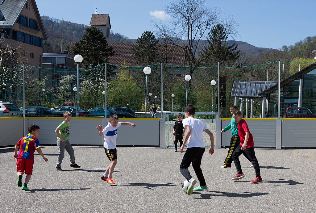 Das Laureus Street Soccer lockte bisweilen bis zu 80 Teilnehmer auf das Fussballfeld in Trimbach. Auch in diesem Jahr wird das Ferienbeschäftigungsprogramm vom 10. bis 21. April wieder angeboten. (Bild: ZVG)
