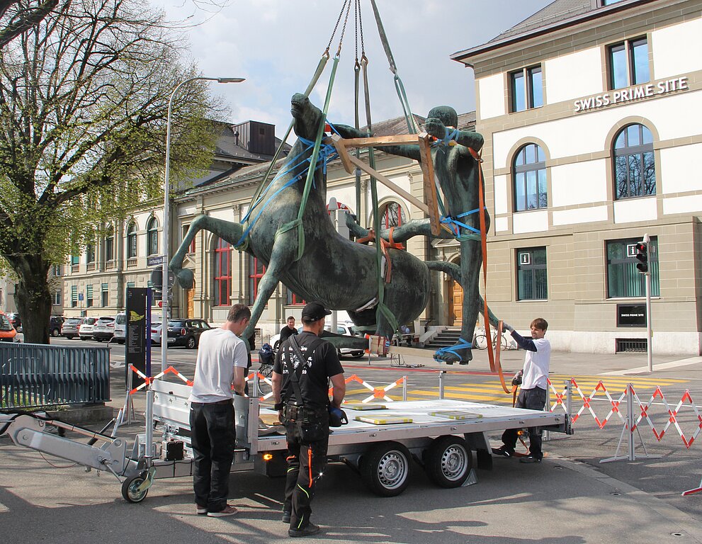 Einen ganzen Vormittag benötigte das Team, um das Werk«Remonte!» sicher und unbeschädigt auf den Anhänger zu laden. (Bild: mim)
