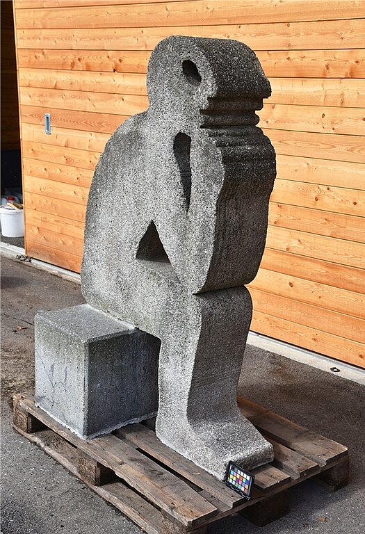 Die sitzende Figur von Travaglini vor der Reinigung. (Bild: ZVG)
