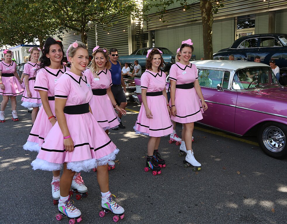 Das Old Car Festival Route 66 feiert das Lebensgefühl der amerikanischen Fünfzigerjahre. (Bild: Hansruedi Aeschbacher)
Das Old Car Festival Route 66 feiert das Lebensgefühl der amerikanischen Fünfzigerjahre. (Bild: Hansruedi Aeschbacher)