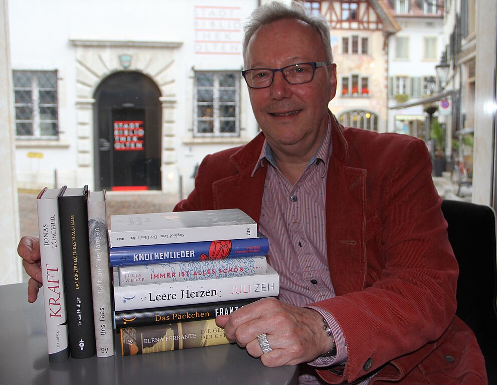 Alt-Stadtbibliothekar Christoph Rast freut sich besonders wegen dessen spritziger Art und seines enormen Wissens auf die Buchpräsentationen von Hardy Ruoss am kommenden Dienstag, 21. November im Rahmen des Café Littéraire. (Bild: mim)
