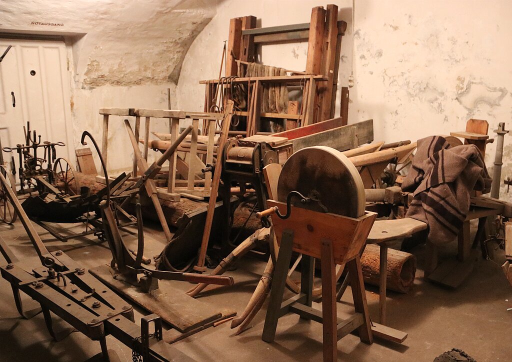 Im Depot im Hübelischulhaus müssen die landwirtschaftlichen Gerätschaften von einer Fachperson geprüft werden. Ins Sammlungskonzept des Historischen Museums Olten passen sie jedoch nicht. (Bild: mim)