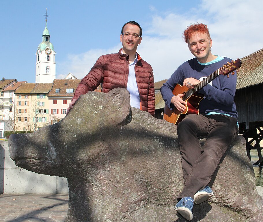 Stefan Ulrich, Region Olten Tourismus Geschäftsführer, und Kinderliedermacher Christian Schenker freuen sich auf die Eröffnung der Familientour, die bei der Wildsau einen passenden Song bereithält. (Bild: mim)
