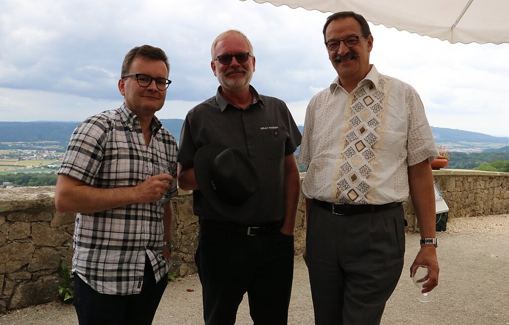 (v.l.) Peter Brunner (Oltner Kabarett Tage), Peter Temperli (Projektchor Olten und Mitglied Theater «1918.CH») und Daniel Graber (Projektchor Olten und Mitglied Theater «1918.CH»). (Bild: mim)
(v.l.) Peter Brunner (Oltner Kabarett Tage), Peter Temperli (Projektchor Olten und Mitglied Theater «1918.CH») und Daniel Graber (Projektchor Olten und Mitglied Theater «1918.CH»). (Bild: mim)