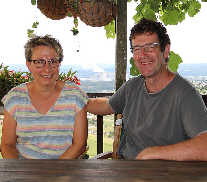 Annette und Stefan Bernhard, das Schlosswart-Ehepaar vom Wartenfels, schwärmt von den intensiven Wetterstimmungen hoch über Lostorf. (Bild: mim)
