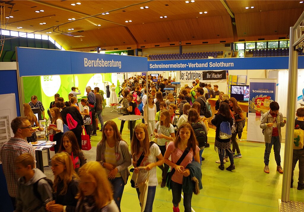 Die Berufsinfo-Messe findet in diesem Jahr vom Dienstag, 4. bis Donnerstag, 6. September in der Stadthalle Olten statt. Dabei gibt es an 72 Ständen so einiges zu entdecken. Daneben sorgen Tischgespräche, Elternabende und Vorträge für ein breites Informationsfeld. (Bild: ZVG)

