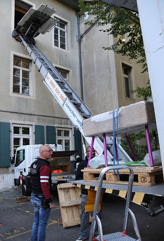 Die Leihgaben werden mit einem Transportlift aus dem Fenster befördert. (Bild: mim)