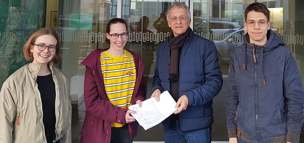 Mitglieder des Oltner Organisationskomitees überreichten Stadtschreiber Markus Dietler die Volksmotion zur Ausrufung des Klimanotstandes. (Bild: ZVG)
