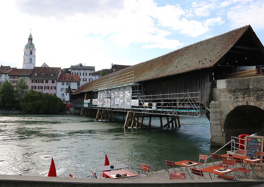Die Arbeiten an der alten Holzbrücke gehen voran, so sollte das Oltner Wahrzeichen im August wieder der Bevölkerung übergeben werden können. (Bild: mim)
