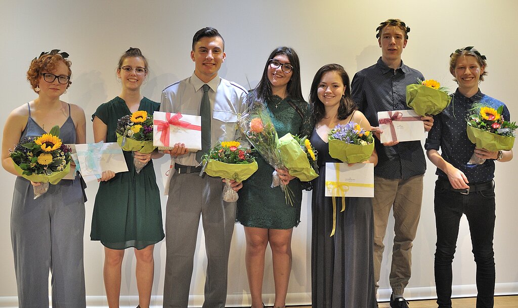 Preisträgerinnen und Preisträger des Schwerpunkts M/iG: (v.l.) Dorothée Heim, Chiara Tuccillo, Janick Shalaj, Nicole Wyss, Luisa Segessenmann, Severin Heller und Severin Lüthi. (Bild: ZVG)