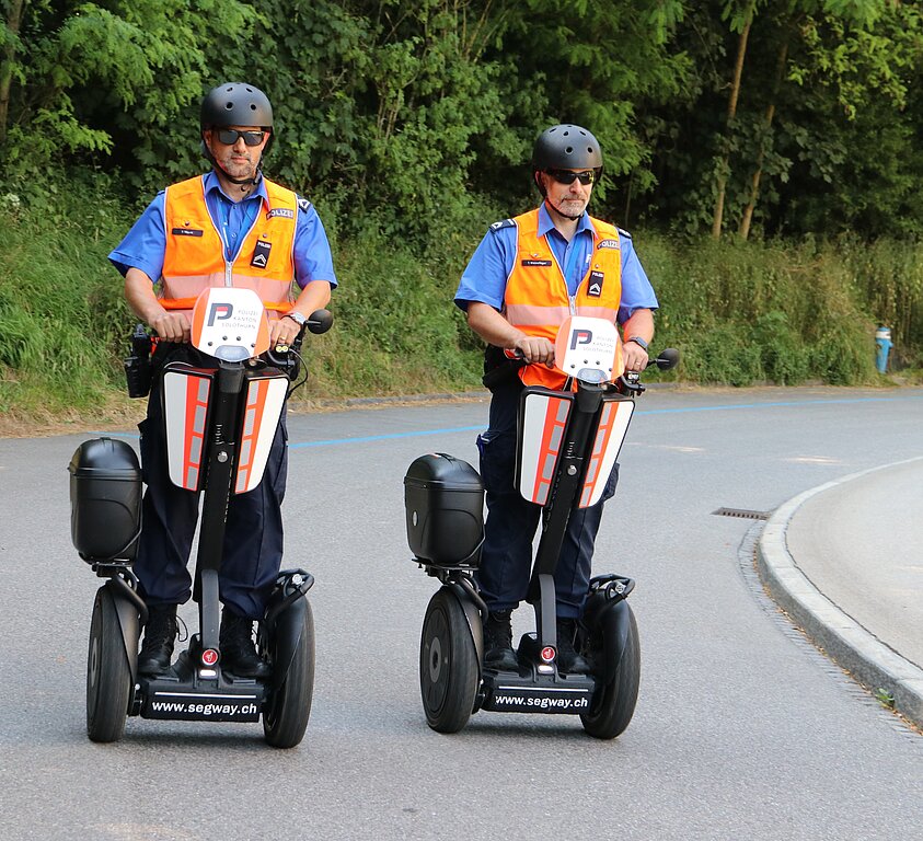 Francesco Mauro und Thomas Wermelinger mit ihren Segways auf Patrouille durchs Meierhof-Quartier. (Bild: mim)
