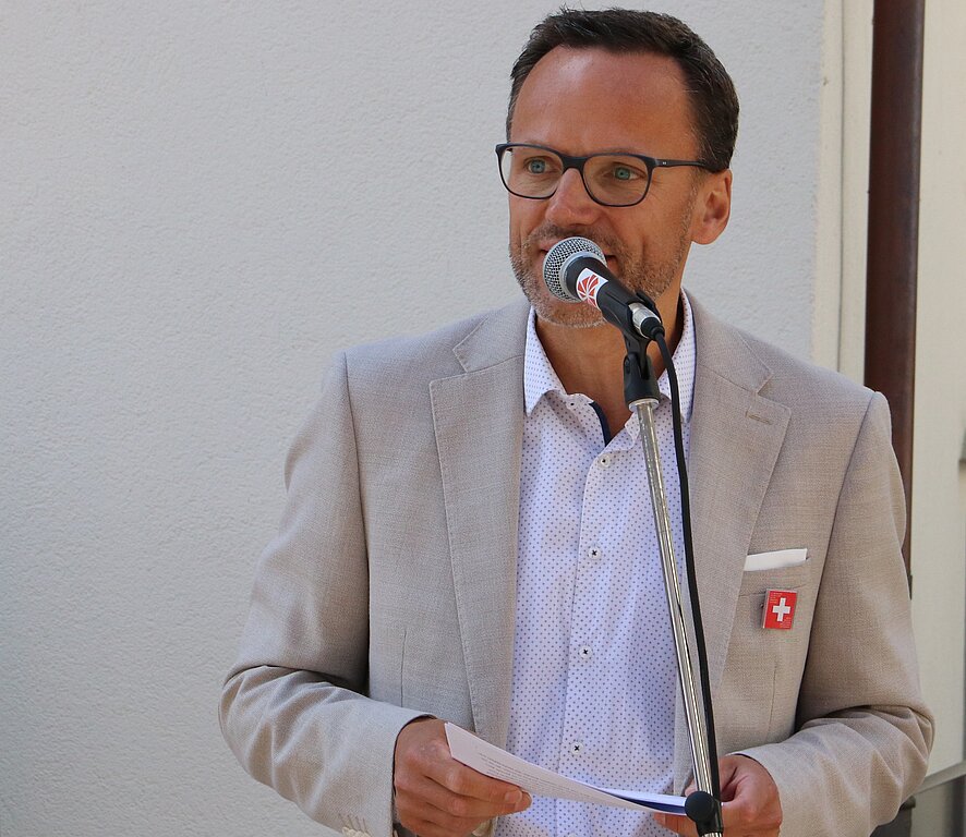 Mediensprecher Urs Bloch hielt unter dem Motto «Brückenschlag» die 1. August-Rede. (Bild: mim)
