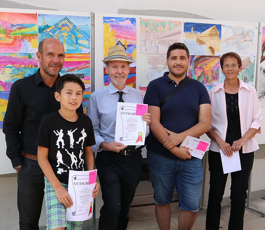 Die Gewinner des Foto- und Malwettbewerbs mit Andreas Rogen-moser (l.), dem Teamleiter Firmenkunden beim Sponsor Baloise Bank SoBa in Olten: (v.l.) Kai Wagner, Lehrer Josef Haefely, Danilo Suma und Margrit Stäheli. (Bild: mim)
