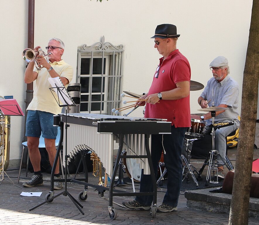 Die Oltner Band «MiSonJazz 3» umrahmte die 1. August-Feier sowie die Einweihung der alten Holzbrücke musikalisch. (Bild: mim)
