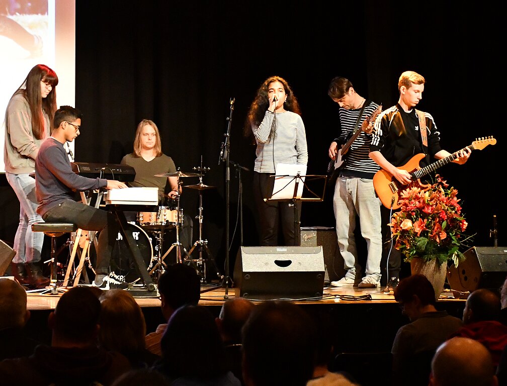 Die Band «Stars of Tomorrow» von der Musikschule Olten umrahmte die Feierlichkeiten musikalisch. (Bild: Franz Beidler)