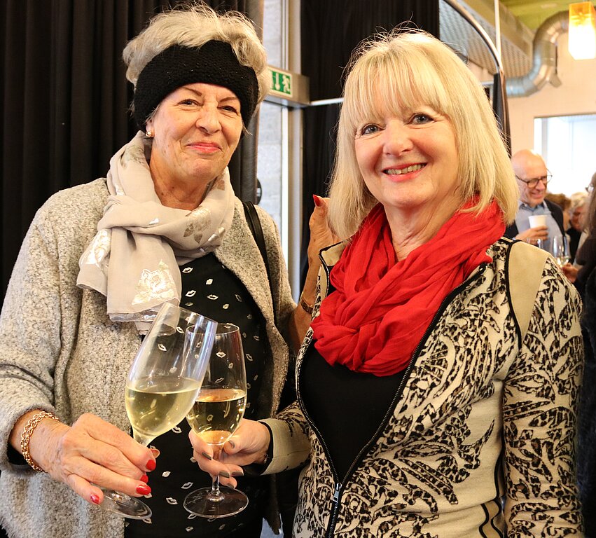 Stadtführerinnen unter sich: Susanne Jordi (l.) und Emma Anna Studer stiessen auf das neue Jahr an. (Bild: mim)
