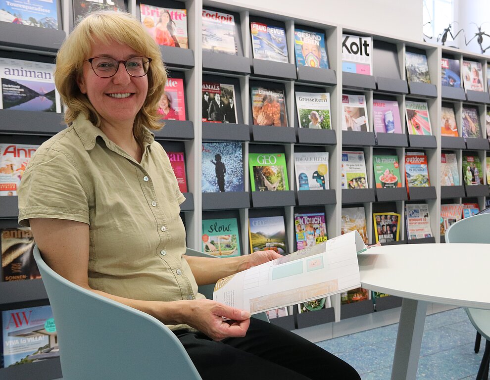 Die Stadtbibliotheksleiterin Dorothee Windlin freut sich über die neue, helle Leseecke mit verschiedenen Zeitschriften im hinteren Teil des Erdgeschosses. (Bild: mim)
